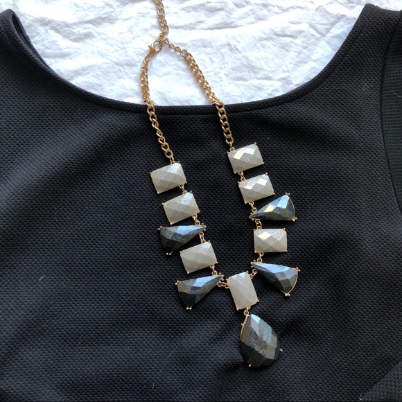 Charcoal gray / light gray statement necklace - Picture 2 of 3